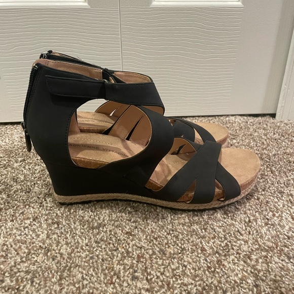 Adrienne Vittadini wedge sandals - Picture 3 of 4